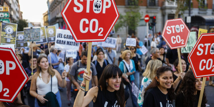 MADRID, 15/09/2023.- Alianza por el Clima, Fridays for Future-Juventud por el Clima y otras organizaciones medioambientales participan en una manifestación para exigir el fin de los combustibles fósiles de forma rápida, justa y definitiva este viernes, en la Plaza Mayor de Madrid. EFE/ Rodrigo Jiménez