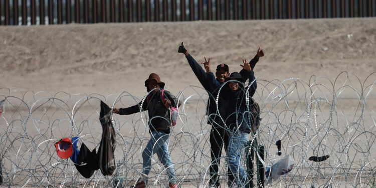 MEX7641. CIUDAD JUÁREZ (MEXICO), 08/10/2023.- Un grupo de migrantes permanecen a un costado de la frontera con Estados Unidos, el 7 de octubre de 2023 en Ciudad Juárez, Chihuahua (México). Los miles de venezolanos varados en la frontera norte de México, el mayor número de migrantes, reaccionan con temor ante el anuncio del Gobierno de Estados Unidos por retomar las deportaciones directas a Venezuela, alejándolos del sueño americano, en medio de la nueva ola migratoria sin precedentes. EFE/Luis Torres