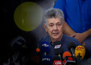 AME9974. CARACAS (VENEZUELA), 23/10/2023.- El secretario general de Acción Democrática, Henry Ramos Allup, habla durante una rueda de prensa hoy, en Caracas (Venezuela). Acción Democrática (AD), partido del candidato que puso objeciones a las primarias opositoras venezolanas, Carlos Prosperi, reconoció este lunes el triunfo "contundente, muy claro y muy rotundo" de la exdiputada María Corina Machado en las elecciones internas celebradas el domingo, luego de que su aspirante denunciara y reiterara hoy "irregularidades" en el proceso. EFE/ Rayner Peña R