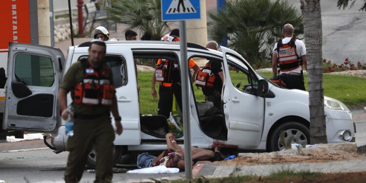 Sderot (Israel), 07/10/2023.- Israeli medics and security personnel inspect the bodies of Israeli killed in the city of Sderot, 07 October 2023, after rocket barrages were launched from the Gaza Strip early Saturday in a surprise attack claimed by the Islamist movement Hamas. Israeli State reports that at least 22 Israelis were killed in seven active combat centers in the South, and that over 3,000 rockets where launched by Hamas. EFE/EPA/ATEF SAFADI ATTENTION EDITORS: GRAPHIC CONTENT