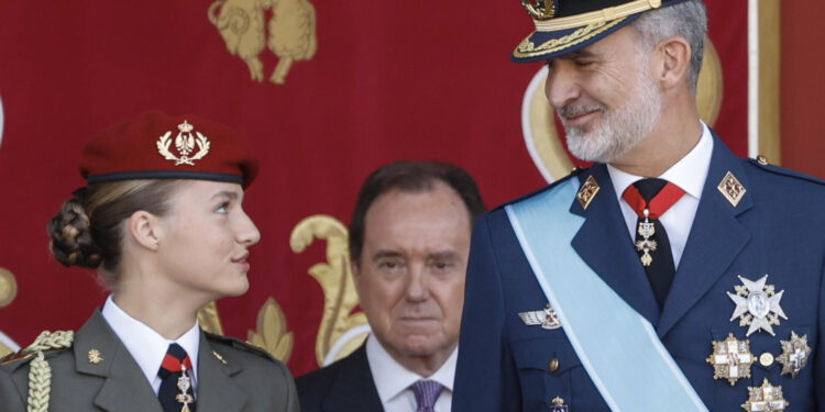 MADRID, 12/10/2023.-La princesa de Asturias, Leonor y el rey Felipe VI, este jueves en el desfile del Día de la Fiesta Nacional en Madrid, presidido por los reyes, en el que participan 4.177 militares, 86 aviones y helicópteros y 142 vehículos terrestres.  EFE/ Daniel González