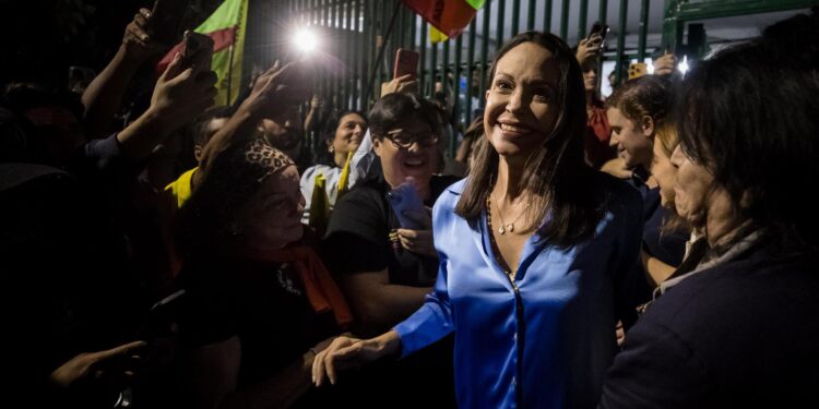 CARACAS (VENEZUELA) 23/10/2023 - La exdiputada Maria Corina Machado (c) celebra junto a aliados y seguidores en las primeras horas de este lunes los resultados ofrecidos por la comisión de elecciones primarias, en Caracas (Venezuela). La exdiputada María Corina Machado es la gran triunfadora de las primarias opositoras de este domingo en Venezuela, con el 93,13 % de los votos, con un 26,06 % de las actas escrutadas, de unas votaciones en las que los venezolanos eligieron a quien debe enfrentarse al chavismo en las presidenciales de 2024. EFE/ Miguel Gutiérrez