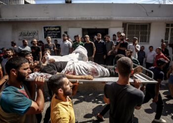 Northern Gaza Strip (---), 07/10/2023.- Palestinians carry the body of a fighter killed during the storming of Israel settlements by militants of the Ezz Al-Din Al Qassam militia, the military wing of Hamas movement, in Al-Shifa hospital in Gaza City, 07 October 2023. Rocket barrages were launched from the Gaza Strip early Saturday in a surprise attack claimed by the Islamist movement Hamas. In a televised statement, the Israeli prime minister said the country is at war. (tormenta) EFE/EPA/HAITHAM IMAD