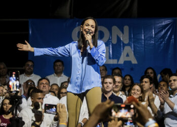 CARACAS (VENEZUELA) 23/10/2023 - La exdiputada Maria Corina Machado celebra junto a aliados y seguidores en las primeras horas de este lunes los resultados ofrecidos por la comisión de elecciones primarias, en Caracas (Venezuela). La exdiputada María Corina Machado es la gran triunfadora de las primarias opositoras de este domingo en Venezuela, con el 93,13 % de los votos, con un 26,06 % de las actas escrutadas, de unas votaciones en las que los venezolanos eligieron a quien debe enfrentarse al chavismo en las presidenciales de 2024. EFE/ Miguel Gutiérrez