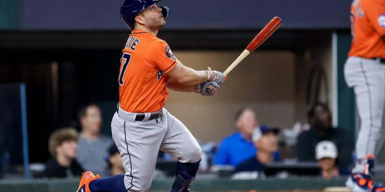 Arlington (United States), 18/10/2023.- Houston Astros second baseman Jose Altuve hits a solo home run against the Texas Rangers during the third inning of game three of the Major League Baseball (MLB) American League Championship Series playoffs between the Houston Astros and the Texas Rangers at Globe Life Field in Arlington, Texas, USA, 18 October 2023. The Championship Series is the best-of-seven games. (Liga de Campeones) EFE/EPA/ADAM DAVIS