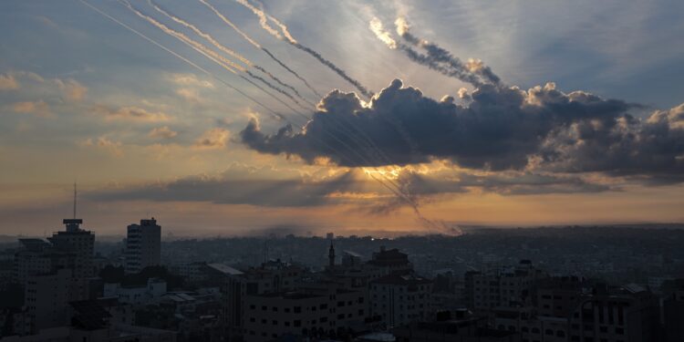 -FOTODELDIA- Gaza (PALESTINA), 07/10/2023.- Vista de varios cohetes lanzados desde la Franja de Gaza hacia Israel este sábado por la milicia de Ezz Al-Din Al Qassam, la rama militar de Hamas. Las Brigadas de Al Qasam han lanzado más de 5.000 cohetes desde Gaza a Israel, y que tienen secuestrados los cuerpos de decenas de soldados israelíes muertos en enfrentamientos en la frontera, y de al menos uno vivo. EFE/ Mohammed Saber