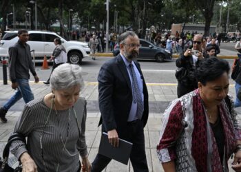 Jesus Maria Casal (C), president of the National Primary Commission (CNdP), arrives at the headquarters of the Public Prosecutor's Office in Caracas on October 30, 2023. Casal went to the prosecutor's office on Monday to testify as "investigated" in a case of alleged fraud against the opposition's internal election of October 22. (Photo by Federico Parra / AFP)