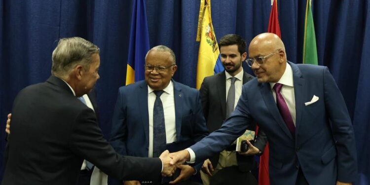 Firma acuerdos en Barbados. Foto @latablablog