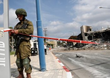 Sderot (Israel), 08/10/2023.- An Israeli soldier closes the road leading to the destroyed police station that was controlled by Hamas militants in the southern city of Sderot, close to the Gaza border, Israel, 08 October 2023. Rocket barrages were launched from the Gaza Strip as of early 07 October in a surprise attack claimed by the Islamist movement Hamas. More than 300 Israelis were killed and over 1,000 left injured in the attacks, the Israeli foreign ministry said. EFE/EPA/ATEF SAFADI