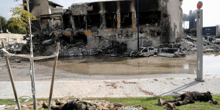 -FOTODELDIA- Sderot (Israel), 08/10/2023.- Vista de los cuerpos sin vida de dos milicianos de Hamas que han sido abatidos por los soldados isrealíes para recuperar la comisaría de Sderot, Israel este domingo que fue invadida por la milicia palistina. Al menos 300 personas han muerto en Israel luego de que el movimiento islamista Hamás atacara por sorpresa con cohetes e incursiones por tierra al Estado judío, que ha respondido con una fuerte ofensiva por aire que deja 313 muertos palestinos en Gaza. EFE/ Atef Safadi