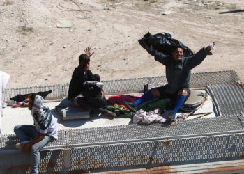 MEX6871. CIUDAD JUÁREZ (MEXICO), 01/10/2023.- Migrantes viajan sobre el tren conocido como "La Bestia", el 29 de septiembre de 2023, en Ciudad Juárez, Chihuahua (México). A pesar de los operativos del Gobierno de México y la empresa ferroviaria Ferromex, miles de migrantes siguen arriesgando su vida y montándose a los trenes del país, en particular La Bestia, para llegar a la frontera con Estados Unidos. EFE/ Luis Torres