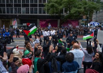 NEW YORK, NEW YORK - OCTOBER 8: Opposing groups protest in support of Palestine and Israel near the Israeli Consulate on October 8, 2023 in New York City. On October 7, the Palestinian militant group Hamas launched a surprise attack on Israel from Gaza by land, sea, and air, killing over 600 people and wounding more than 2000. According to reports, Israeli soldiers and civilians have also been kidnapped by Hamas and taken into Gaza. The attack prompted a declaration of war by Israeli Prime Minister Benjamin Netanyahu, and ongoing retaliatory strikes by Israel on Gaza killing hundreds.   Adam Gray/Getty Images/AFP (Photo by Adam Gray / GETTY IMAGES NORTH AMERICA / Getty Images via AFP)