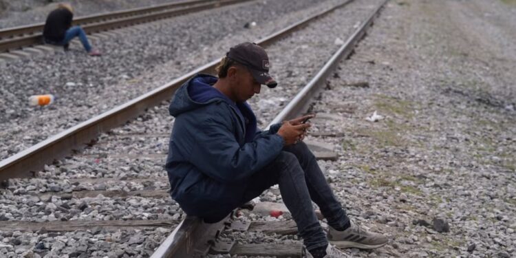 Gerardo Escobar Guerra, un migrante venezolano, espera poder subir a un tren de carga en las proximidades de Huehuetoca, México, el 12 de mayo de 2023.