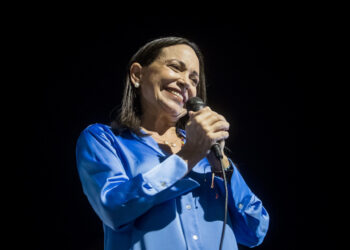 CARACAS (VENEZUELA) 23/10/2023 - La exdiputada Maria Corina Machado sonríe mientras celebra junto a aliados y seguidores en las primeras horas de este lunes los resultados ofrecidos por la comisión de elecciones primarias, en Caracas (Venezuela). La exdiputada María Corina Machado es la gran triunfadora de las primarias opositoras de este domingo en Venezuela, con el 93,13 % de los votos, con un 26,06 % de las actas escrutadas, de unas votaciones en las que los venezolanos eligieron a quien debe enfrentarse al chavismo en las presidenciales de 2024. EFE/ Miguel Gutiérrez