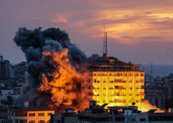 Gaza Ncity (---), 07/10/2023.- Smoke rises after Israeli warplanes targeted the Palestine tower in Gaza City, 07 October 2023.. Rocket barrages were launched from the Gaza Strip early 07 October in a surprise attack claimed by the Islamist movement Hamas. In a televised statement, the Israeli prime minister said the country is at war. EFE/EPA/MOHAMMED SABER