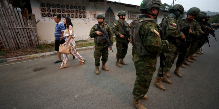 AME7301. CANUTO (ECUADOR), 15/10/2023.- Militares se despliegan para custodiar el colegio electoral donde votará la candidata presidencial Luisa González hoy, en Canuto, provincia de Manabi (Ecuador). El país elige este domingo a su próximo presidente entre el empresario Daniel Noboa y la abogada Luisa González para un período irregular que terminará en mayo de 2025. EFE/ José Jácome