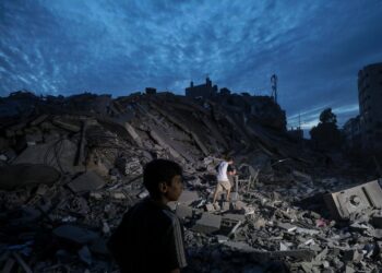 Gaza City (---), 07/10/2023.- Palestinians inspect the destroyed surrounding of the Palestine Tower after Israeli warplanes targeted it in Gaza City, 07 October 2023. Rocket barrages were launched from the Gaza Strip early 07 October in a surprise attack on Israel claimed by the Islamist movement Hamas. In a televised statement, the Israeli prime minister said the country is at war. EFE/EPA/MOHAMMED SABER