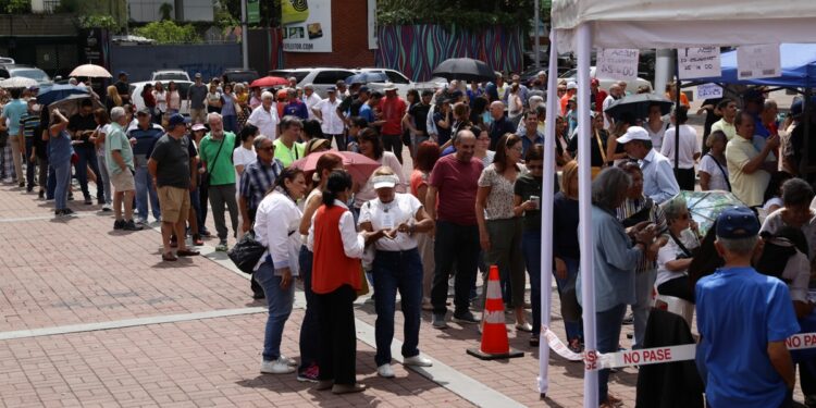 AME9372. CARACAS (VENEZUELA), 22/10/2023.- Ciudadanos asisten a votar en las elecciones primarias de la oposición hoy, en Caracas (Venezuela). Más del 70 % de las mesas de votación habilitadas para las elecciones internas de la oposición en Venezuela ya estaban abiertas a las 9.00 hora local (13.00 GMT), una hora más tarde de la establecida oficialmente para la apertura, según el presidente de la Comisión Nacional de Primaria (CNP), entidad que organiza los comicios, Jesús María Casal. EFE/ Rayner Peña