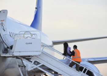 Migrantes venezolanos abordan un avión con destino a su país natal en Harlingen, Texas, el miércoles 18 de octubre de 2023. (AP Foto/Valerie Gonzalez)