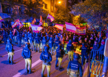 La Policía antidisturbios frente a manifestantes en una protesta frente a la sede del PSOE. Madrid, 6 de noviembre de 2023.
Marcos del Mazo / LightRocket / Gettyimages.ru