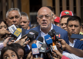 CARACAS (VENEZUELA) 15/11/2023 -El presidente de la Asamblea Nacional, Jorge Rodríguez, junto a un grupo de personas, participan en una manifestación en apoyo al referéndum consultivo sobre El Esequibo, hoy en Caracas (Venezuela). La Asamblea Nacional (AN, Parlamento) de Venezuela, controlada por el oficialismo, pidió este miércoles al Tribunal Supremo de Justicia (TSJ) proteger el referendo del 3 de diciembre, promovido por el Gobierno, en el que se preguntará a los ciudadanos si están o no de acuerdo con anexionarse el territorio en disputa con Guyana. EFE/ MIGUEL GUTIERREZ