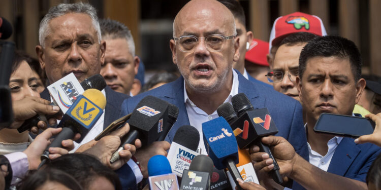 CARACAS (VENEZUELA) 15/11/2023 -El presidente de la Asamblea Nacional, Jorge Rodríguez, junto a un grupo de personas, participan en una manifestación en apoyo al referéndum consultivo sobre El Esequibo, hoy en Caracas (Venezuela). La Asamblea Nacional (AN, Parlamento) de Venezuela, controlada por el oficialismo, pidió este miércoles al Tribunal Supremo de Justicia (TSJ) proteger el referendo del 3 de diciembre, promovido por el Gobierno, en el que se preguntará a los ciudadanos si están o no de acuerdo con anexionarse el territorio en disputa con Guyana. EFE/ MIGUEL GUTIERREZ