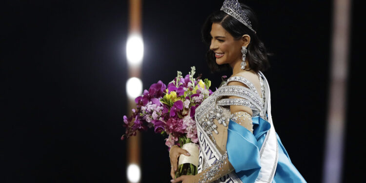 AME7856. SAN SALVADOR (EL SALVADOR), 18/11/2023.- Miss Nicaragua,  Sheynnis Palacios (c), reacciona luego de ser coronada como la nueva Miss Universe 2023 hoy, en San Salvador (El Salvador).  La representante de Nicaragua, Sheynnis Palacios, se convirtió la noche de este sábado en la primera centroamericana en ganar el concurso Miss Universo en su edición 72, celebrado en El Salvador. La ganadora del concurso sucede a la estadounidense R'Bonney Gabriel, Miss Universo 2022. Palacios, que dio la sorpresa y se había colocado entre las favoritas del concurso, quedó por delante de la representante de Tailandia, Anntonia Porsild, quedó como primera finalista. EFE/ Rodrigo Sura