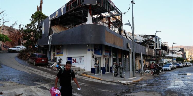 Fotografía de una zona afectada tras el paso del huracán Otis, hoy, en Acapulco (México). Tras dos semanas del huracán Otis, habitantes y empresarios de Acapulco expresaron este miércoles su escepticismo ante la promesa del presidente mexicano, Andrés Manuel López Obrador, de reabrir 40 hoteles en marzo y reconstruir el puerto en menos de dos años, aunque coincidieron con su urgencia de reactivar el turismo en diciembre. EFE/David Guzmán