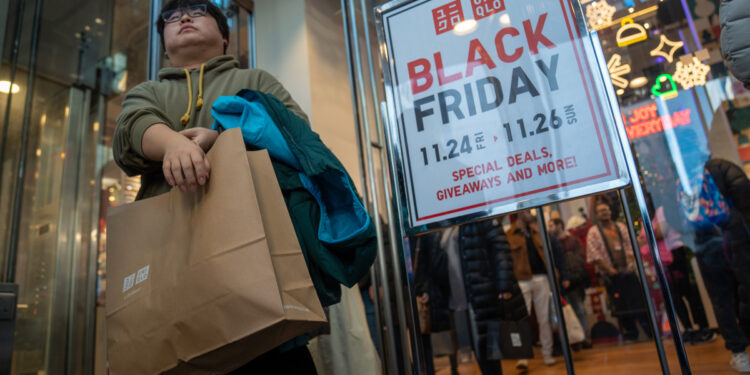 AME9576. NUEVA YORK (ESTADOS UNIDOS), 24/11/2023.- Personas realizan compras durante una jornada de descuentos debido al conocido 'Black Friday', hoy, en Nueva York (Estados Unidos). EFE/ Angel Colmenares