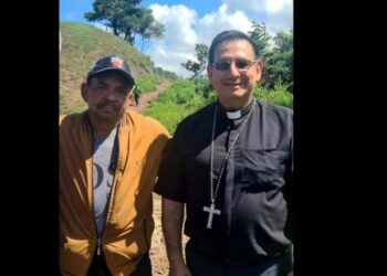 Monseñor Francisco Ceballos, de la diócesis de La Guajira, fue uno de los encargados de recibir al papá de Lucho Díaz. | Foto: Suministrada a Semana A.P.I