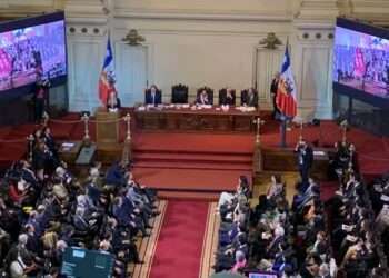 El presidente de Chile, Gabriel Boric, recibe hoy la nueva propuesta de Carta Magna (EFE/ Javier Martin)