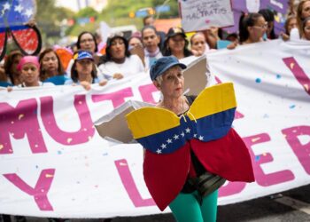 Una mujer participa en la "Caminata de las Mariposas" para conmemorar el Día Internacional de la Eliminación de la Violencia Contra la Mujer hoy, en Caracas (Venezuela). Centenares de venezolanos, ataviados con atuendos que simulaban alas de mariposas, marcharon este sábado en Caracas, capital de Venezuela, para rechazar la violencia en contra de las mujeres y exigir el fin de prácticas machistas excluyentes. EFE/ Rayner Peña R.