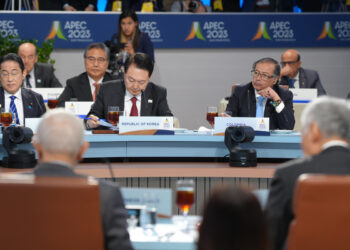 USA400. SAN FRANCISCO (CA, EEUU), 16/11/2023.- Fotografía cedida hoy por la Presidencia de Colombia que muestra al mandatario Gustavo Petro (d), mientras participa en el Foro de Cooperación Económica Asia-Pacífico (APEC) en San Francisco (CA, EEUU). EFE/ Presidencia de Colombia / SOLO USO EDITORIAL/SOLO DISPONIBLE PARA ILUSTRAR LA NOTICIA QUE ACOMPAÑA (CRÉDITO OBLIGATORIO)