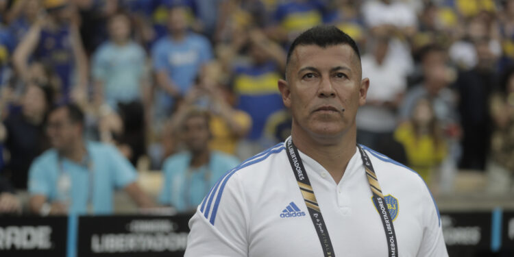 El director técnico Jorge Almirón de  Boca reacciona hoy, en un partido de la final de la Copa Libertadores entre  Boca Juniors y Fluminense en el estadio de Maracaná, en Rio de Janeiro (Brasil). EFE/ Antonio Lacerda