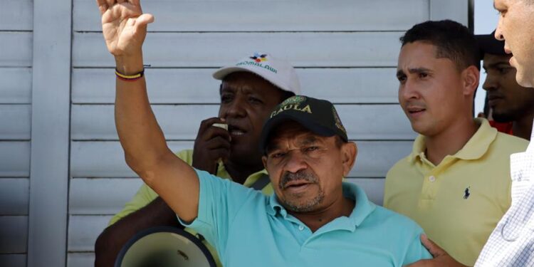 Luis Manuel Díaz Jiménez, padre del futbolista colombiano Luis Díaz, saluda a la multitud, entre familiares, amigos y curiosos, que lo recibió hoy en su casa luego de ser liberado tras permanecer secuestrado doce días por la guerrilla del Ejército de Liberación Nacional (ELN), en Barrancas, La Guajira (Colombia). Una camioneta negra transportó al recién liberado desde Valledupar, capital del departamento del Cesar, donde aterrizó el helicóptero que lo trajo de regreso a la libertad hasta Barrancas, el pueblo de La Guajira donde vive la familia. EFE/ Ricardo Maldonado Rozo