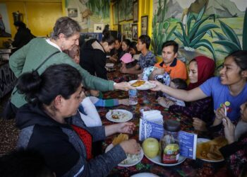 Migrantes reciben comida en la fonda La 'Antigüita' para celebrar el Día de Acción de Gracias hoy, en la ciudad de Tijuana, Baja California (México). Familias y personas migrantes que se encuentran en albergues de la fronteriza ciudad de Tijuana, a la espera de poder obtener citas para sus procesos de asilo en Estados Unidos, celebraron este jueves el tradicional 'Thanksgiving' o Día de Acción de Gracias, con una comida ofrecida por la migrante deportada Esther Morales en su restaurante conocido como La Antigüita. EFE/Joebeth Terríquez