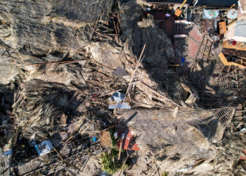 MEX514. ACAPULCO (MÉXICO), 01/11/2023.- Fotografía aérea de una zona afectada por el paso del huracán Otis, en el balneario de Acapulco, en el estado de Guerrero (México). Cerca de 28.000 unidades económicas relacionadas al turismo fueron afectadas por el azote del huracán Otis, que golpeó principalmente el balneario de Acapulco el pasado 25 de octubre, y menos del 28 % cuentan con un seguro, informó este miércoles Héctor Tejada, presidente de la Confederación de Cámaras Nacionales de Comercio, Servicios y Turismo (Concanaco-Servytur). EFE/David Guzmán