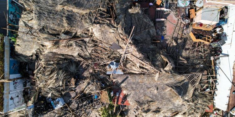 MEX514. ACAPULCO (MÉXICO), 01/11/2023.- Fotografía aérea de una zona afectada por el paso del huracán Otis, en el balneario de Acapulco, en el estado de Guerrero (México). Cerca de 28.000 unidades económicas relacionadas al turismo fueron afectadas por el azote del huracán Otis, que golpeó principalmente el balneario de Acapulco el pasado 25 de octubre, y menos del 28 % cuentan con un seguro, informó este miércoles Héctor Tejada, presidente de la Confederación de Cámaras Nacionales de Comercio, Servicios y Turismo (Concanaco-Servytur). EFE/David Guzmán