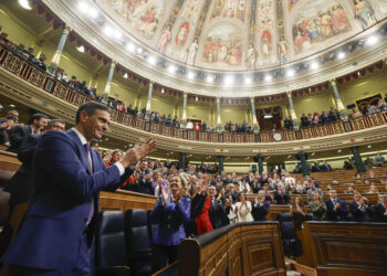 El secretario general del PSOE, Pedro Sánchez, ha sido reeligedo como presidente del Gobierno `por mayoría absoluta. EFE/Javier Lizon