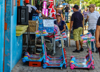 MARACAIBO,VENEZUELA, 28-11-2022. COMPRA NAVIDEÑAS EN EL CENTRO DE LA CIUDAD. ROPA, JUGUETES, LUCES, ARTICULOS NAVIDEÑOS.