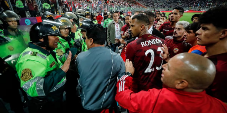 Policías venezolanos encaran a jugadores y técnicos de la plantilla venezolana, durante el partido del pasado 21 de noviembre, en Lima (Perú).
DANIEL APUY (GETTY IMAGES)