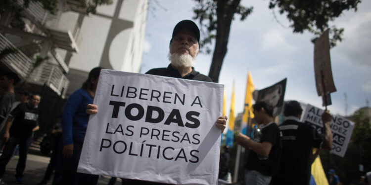 AME3219. CARACAS (VENEZUELA), 01/11/2023.- Manifestantes exigen la libertad de "casi 300 presos políticos" hoy, en Caracas (Venezuela). Decenas de activistas y familiares de los considerados presos políticos en Venezuela protestaron este miércoles en Caracas para exigir el "cierre de centros de tortura" que, aseguran, existen en el país, así como la excarcelación de las personas críticas con el Gobierno que fueron detenidas sin motivos, según los manifestantes. EFE/ Miguel Gutiérrez