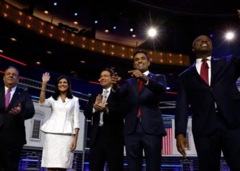 Los aspirantes republicanos a la Casa Blanca se enfrentan en un tercer debate en Miami sin la presencia de Trump. (REUTERS/Marco Bello)