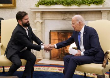 Washington (United States), 02/11/2023.- US President Joe Biden (R) shakes hands with President Gabriel Boric of Chile during a bilateral meeting in the Oval Office of the White House in Washington, DC, USA, 02 November 2023. EFE/EPA/Chris Kleponis / POOL