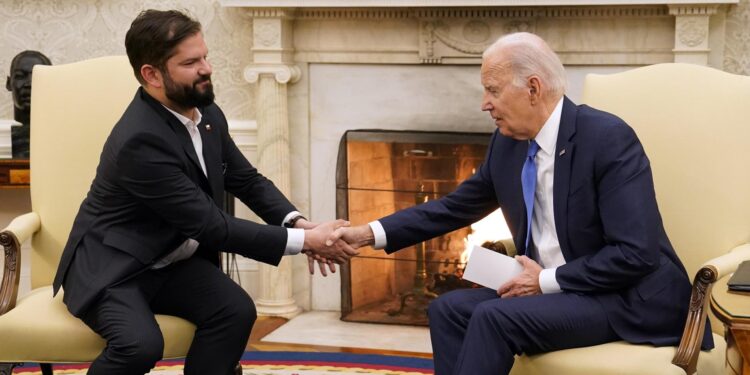 Washington (United States), 02/11/2023.- US President Joe Biden (R) shakes hands with President Gabriel Boric of Chile during a bilateral meeting in the Oval Office of the White House in Washington, DC, USA, 02 November 2023. EFE/EPA/Chris Kleponis / POOL