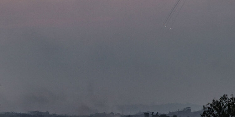 SDEROT (ISRAEL), O2/11/2023.- Vista desde la localidad de Sderot de diversos proyectiles lanzados por el ejercito israelí que caen en el interior de Gaza este jueves. El Ejército israelí está rodeando y ataca ya el interior de la ciudad palestina de Gaza, principal urbe de la Franja, mientras profundiza su ofensiva terrestre sobre el enclave que inició hace siete días, según informó este jueves el jefe del Estado Mayor del Ejército, Herzi Halevi. EFE/Manuel Bruque