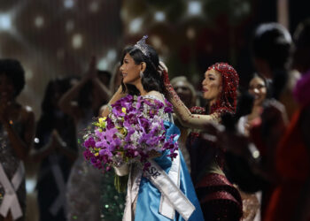 AME7856. SAN SALVADOR (EL SALVADOR), 18/11/2023.- Miss Nicaragua,  Sheynnis Palacios (c), reacciona luego de ser coronada como la nueva Miss Universe 2023 hoy, en San Salvador (El Salvador).  La representante de Nicaragua, Sheynnis Palacios, se convirtió la noche de este sábado en la primera centroamericana en ganar el concurso Miss Universo en su edición 72, celebrado en El Salvador. La ganadora del concurso sucede a la estadounidense R'Bonney Gabriel, Miss Universo 2022. Palacios, que dio la sorpresa y se había colocado entre las favoritas del concurso, quedó por delante de la representante de Tailandia, Anntonia Porsild, quedó como primera finalista. EFE/ Rodrigo Sura