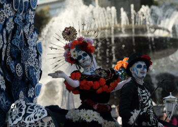 Ante la mirada de miles asistentes, los actores caracterizados como catrinas, calavera gigantes y carros alegóricos, marcharon por una de las avenidas mas importantes de la capital mexicana para poner fin a una de las festividad mas arraigadas de México. EFE/José Méndez