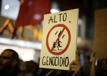 Cientos de personas marchan hoy a favor de la libertad del pueblo palestino y contra los bombardeos israelíes sobre Gaza, en San José (Costa Rica). EFE/Jeffrey Arguedas