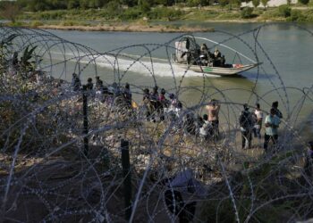 ARCHIVO - Migrantes que cruzaron a Estados Unidos de México a lo largo de la orilla del río Bravo (Grande), el jueves 21 de septiembre de 2023, en Eagle Pass, Texas. (AP Foto/Eric Gay, Archivo)